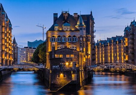 Hamburg Bridge & Channel Linkedin background image